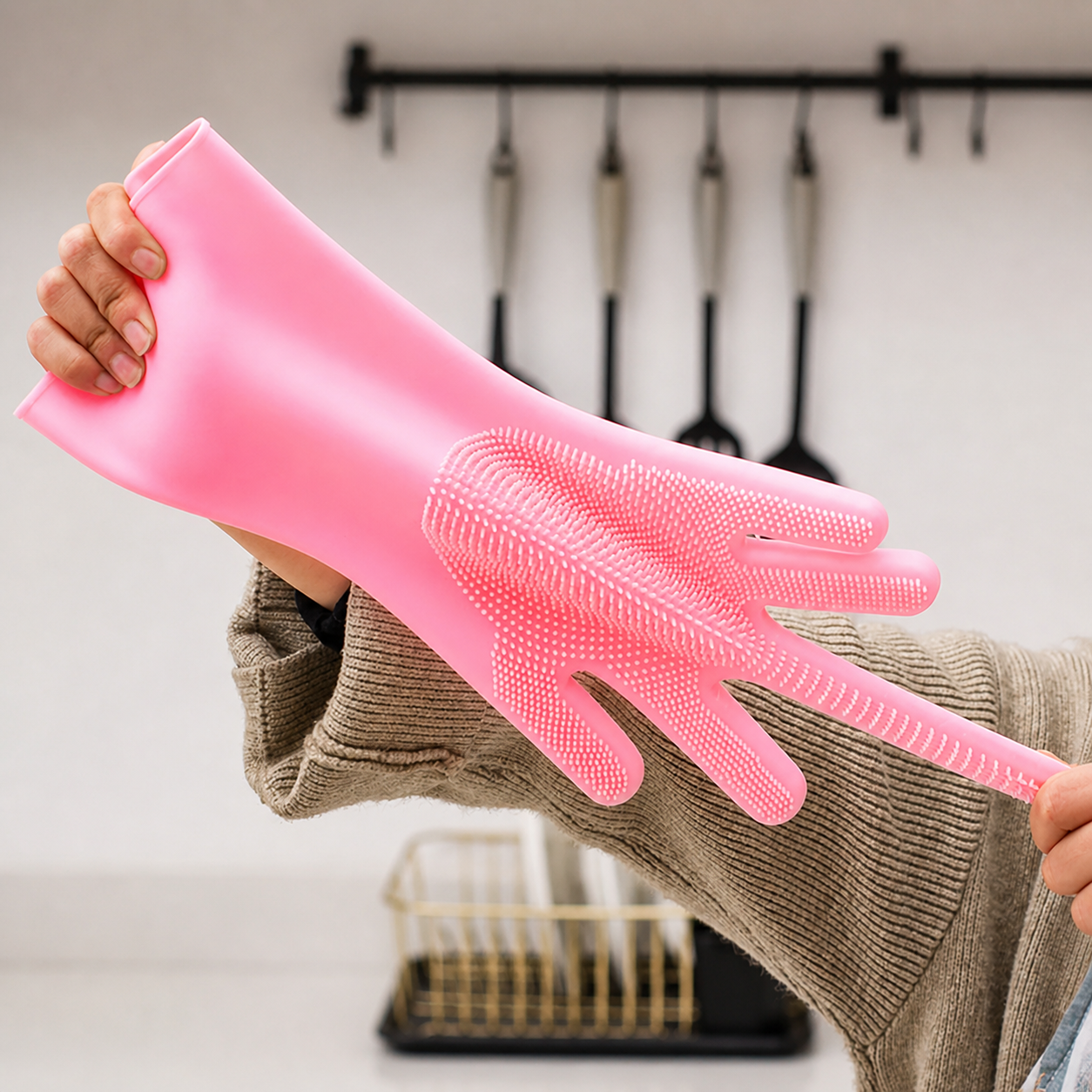 Guante de silicona rosa flexible y resistente, diseñado para facilitar el baño y el masaje de perros y gatos.