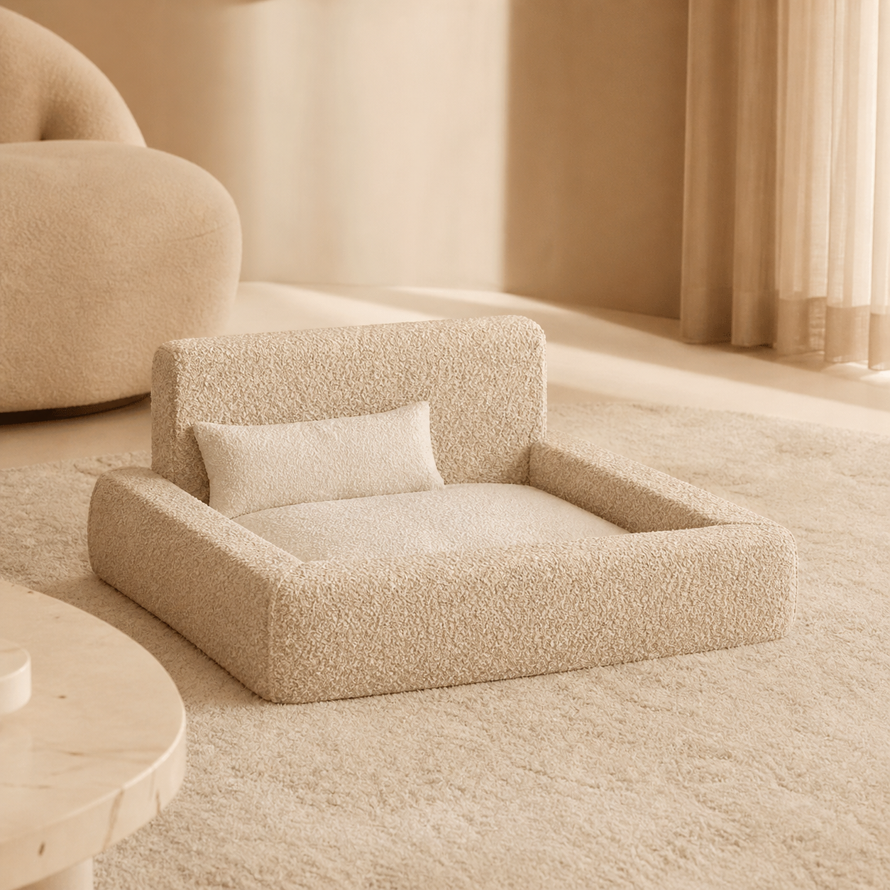 Cama tipo sofá para perros y gatos con tejido bouclé suave, respaldo elevado, laterales acolchados y cojín interior para mayor comodidad.